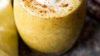 Golden milk ini bisa dinikmati oleh para paleo dan vegan. Bisa disajikan dingin atau panas.