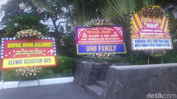 Ada Kiriman Karangan Bunga dari 'Uno Family' untuk Ahok-Djarot