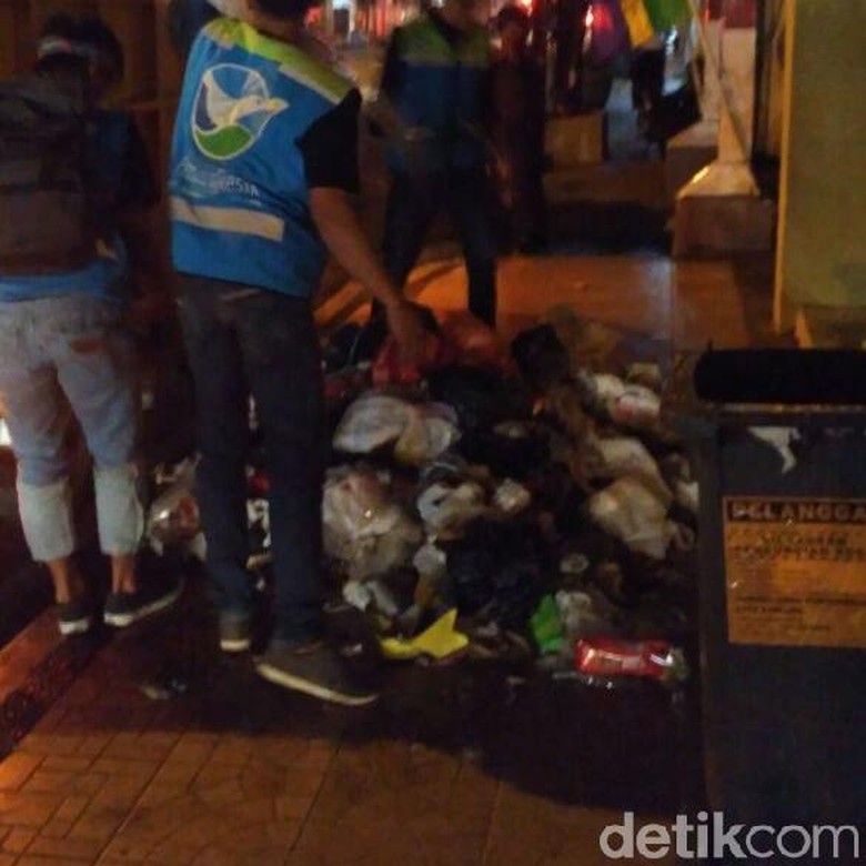 Petugas Akhirnya Bersihkan Tumpukan Sampah di Jalan Otista 