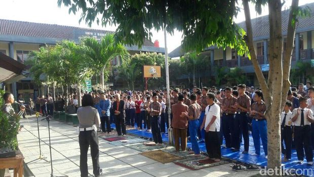 Blusukan ke Sekolah, Polantas Garut Salat Dhuha Bareng Pelajar