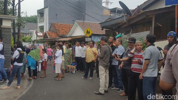 Warga menyaksikan rekonstruksi pembunuhan Husni Zarkasih (58) dan istrinya, Zakiah Husni (53), yang ditemukan terbungkus bedcover di Sungai Klawing, Purbalingga, Senin (9/10/2017)