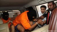 Polisi datang ke lokasi rekonstruksi dengan membawa para tersangka dan mobil yang digunakan pelaku untuk membawa korban usai dibunuh dan dibuang.
