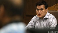 Andi Agustinus alias Andi Narogong mendengarkan keterangan saksi.