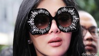 Ini close up wajah Syahrini dengan kacamata hitam bertabur kristal. Foto: Ismail/detikHOT