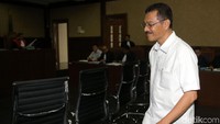 Mantan Mendagri Gamawan Fauzi memasuki ruang sidang Pengadilan Tipikor, Jakarta, Senin (9/10/2017).