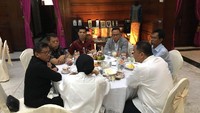 Risma ditemani Wakil Wali Kota Surabaya yang juga Ketua DPC PDIP Surabaya Wisnu Sakti Buana. Petinggi PDIP yang datang adalah Sekjen PDIP Hasto Kristiyanto. Foto: dok. Istimewa