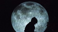 Alasan pembuatan karya seni berupa replika bulan itu sebagai cermin terhadap cara pandang manusia. Selain itu, manusia juga menjadikan bulan sebagai penanda waktu. Foto: JOE KLAMAR / AFP