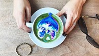 Versus Coffee di Toronto Kanada punya andalan latte art penuh warna. Seperti paduan biru dan hijau dengan pola lengkung yang cantik ini.Foto: Istimewa