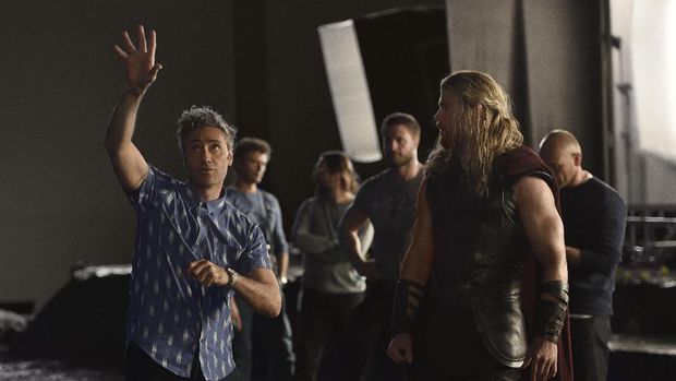 Taika Waititi saat mengarahkan Chris Hemsworth