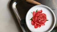 Mawar merah menyala di atas buih susu dalam cangkir ini karya barista Lee KungBin. Pastinya bakal bikin Anda ceria dan semangat!Foto: Istimewa