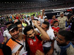 Ini adalah momen di mana Mo Salah mencetak dua gol di kualifikasi dan membawa Mesir lolos ke Piala Dunia pertamanya sejak 1990. (Amr Abdallah Dalsh/Reuters)
