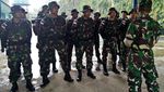 Prajurit Kostrad Bantu Bersihkan Material Longsor di Pangandaran