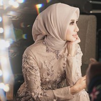 Ayu Dyah Andari tidak menyarankan pemakaian hijab organza yang sempat hits tahun lalu. Sang desainer lebih memilih hijab berbahan paris Jepang seperti yang dipakai Laudya Cynthia Bella. Foto: Dok. Instagram/LaudyaCynthiaBella