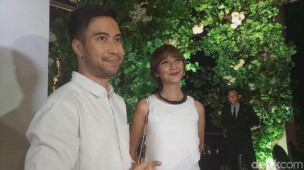 Romansa Resepsi Pernikahan Bella dan Engku Emran, Syahrini Cetar di Bareskrim