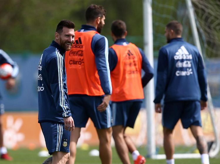 Senyum Messi Menjelang Laga Penentu Nasib Argentina