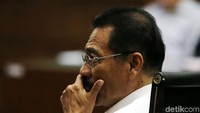 Gamawan mendengarkan pertanyaan hakim.