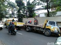 Truk Bermuatan Semen Terguling di Selokan Kebagusan Jaksel