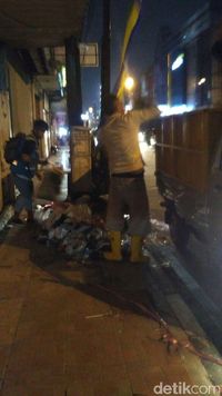 Petugas Akhirnya Bersihkan Tumpukan Sampah di Otista Bandung