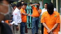 Adegan demi adegan diperagakan para tersangka.