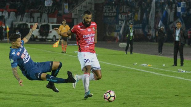 Pertahanan Arthur Cunha kebobolan satu gol dari PSIS pada laga kedua Grup E.