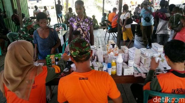 Puluhan warga datang mengikuti pengobatan gratis ini