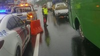 Lalin di KM 4 Tol Pancoran sempat tersendat. Foto ini juga diposting jam 14.15 WIB. Foto: twitter/@tmcpoldametro