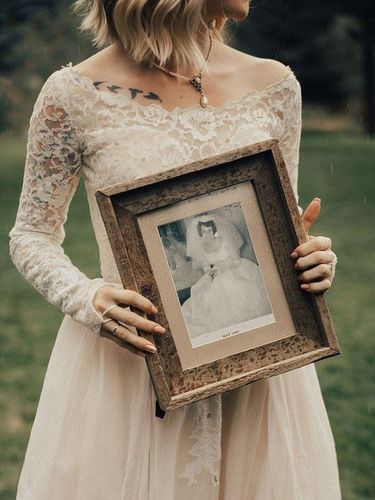 Momen Haru Saat Cucu Pakai Gaun Pengantin Neneknya di Hari Pernikahan