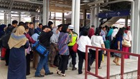 Sebagai informasi, stasiun Cikarang memiliki enam eskalator, tiga tangga dan tiga lift. Namun untuk sementara, hanya dua dari empat eskalator dan dua tangga yang masih beroperasi. Sedangkan ketiga lift sama sekali belum beroperasi.
