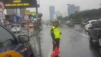 KM 4 Jalan Tol Pancoran arah Semanggi terendam air setelah Jakarta diguyur hujan. Foto ini diposting twitter TMC Polda Metro Jaya pukul 14.15 WIB. Foto: twitter/@tmcpoldametro