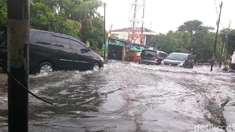 Hujan Deras, Jalan Tebet Barat 1 Tergenang Hujan Deras, Jalan Tebet Barat 1 Tergenang