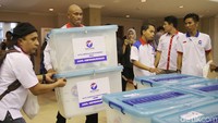 Kader Perindo membawa boks berisi berkas pendaftaran.