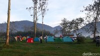 Siapkan perlengkapan kemping, tapi kalau tidak bawa bisa menyewa dengan pengelola. Kayu bakar untuk penghangat juga tersedia di sini (Wisma Putra/detikTravel)