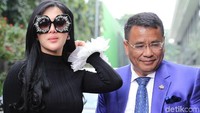 Kacamata hitam bertabur kristal dengan bentuk aneh dipakai Syahrini siang ini. Foto: Ismail/detikHOT
