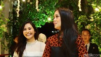 Gracia menggunakan dres beraksen batik. Metha sendiri tampak awet muda dengan outfitnya. Foto: Ismail