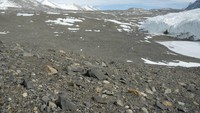Sebagaimana namanya, inilah lembah yang amat kering di Pegunungan Transantarctic dan dipercaya sebagai padang pasir paling ekstrem di dunia. Tempat ini cukup aneh sekaligus mempeson dan jika traveler ke sana dijamin dengan perasaan sebanding bila bepergian ke planet Mars (Dok. Oceanwide Expeditions)