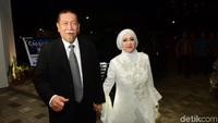 Deddy Mizwar mengajak serta istrinya saat bertamu. Foto: Noel/detikHOT