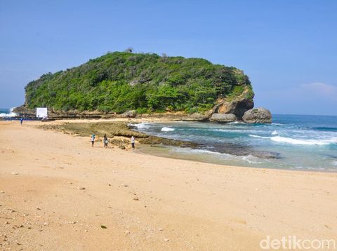 Pantai Batu Bengkung/