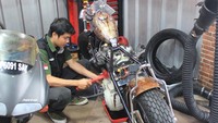 Merawat Harley-Davidson tuh sama saja kaya kendaraan lain. Kalau kita mau jalan terutama kalau rider jauh itu kan biasa kaya oli, cek tekanan angin ban, kalau motornya ada radiator di cek. Over all sama (pengecekan dilakukan sama saja dibandingkan dengan motor biasa-Red), ujar Agung. Foto: Khairul Imam Ghozali