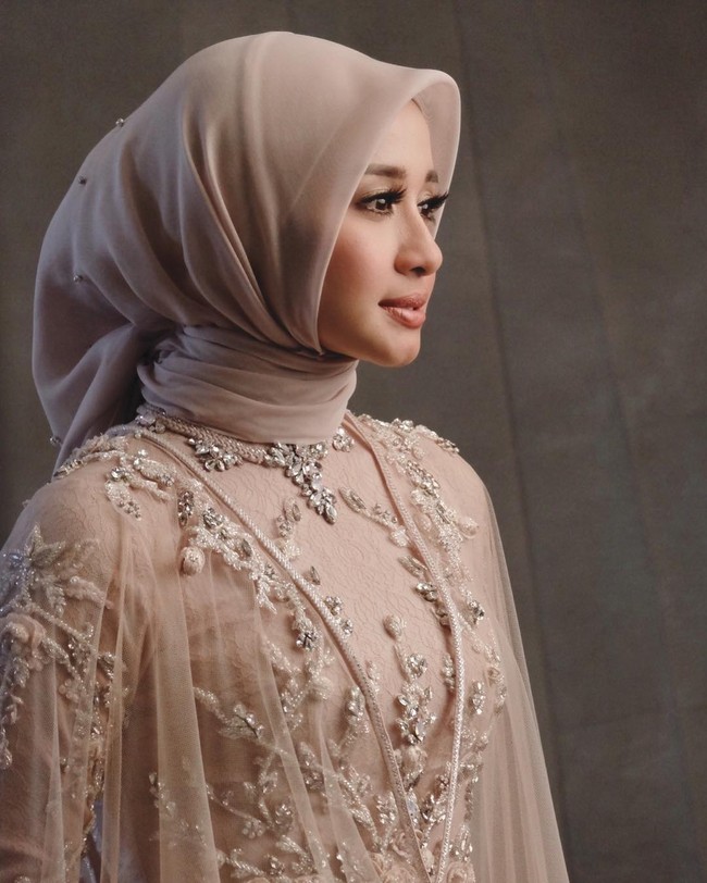 Gaya hijabnya dibuat super simpel dengan penerapan konvensional, menggunakan satu jarum di bawah dagu. Meski bahannya paris tapi tetap terkesan elegan dengan tambahan detail mutiara di bagian belakang. (Dok. Instagram @alvasus)
