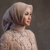 Gaya hijabnya dibuat super simpel dengan penerapan konvensional, menggunakan satu jarum di bawah dagu. Meski bahannya paris tapi tetap terkesan elegan dengan tambahan detail mutiara di bagian belakang. (Dok. Instagram @alvasus)