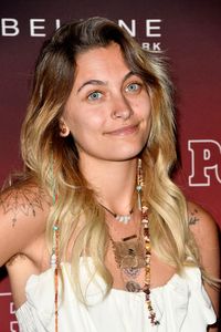 Paris Jackson Tetap Cantik Meski Tanpa Makeup dan Rambut Ketiak Gondrong