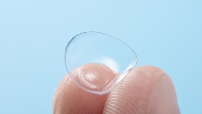 Contact lens on fingers