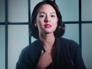 Stunning! Video Sesi Pemotretan Aurelie Moeremans