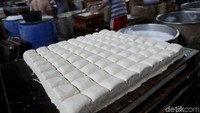 Berbeda dengan harga kedelai lokal, harga kedelai impor kini mencapai Rp 10.000.