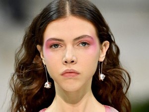 Makeup Warna Ungu Jadi Tren Kecantikan 2019