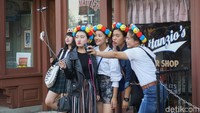 Mereka juga lumayan narsis lho. Peralatan untuk selfie macam tongsis hingga kamera tak lupa mereka bawa. Senyum dikit, cekrek, cekrek! (Wahyu/detikTravel)