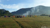 Di sana traveler akan kemping di padang rumput yang berada di atas bukit, di ketinggian 1.700 mdpl dengan pemandangan panorama alam yang menawan (Wisma Putra/detikTravel)
