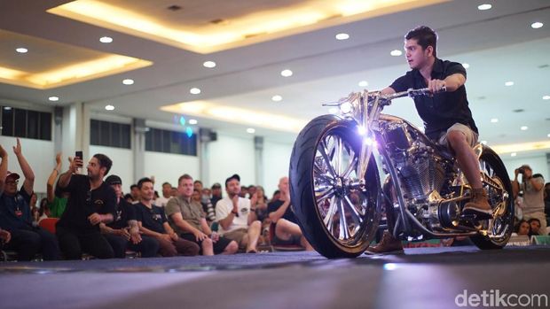 Andhika memperlihatkan motor modifikasinya