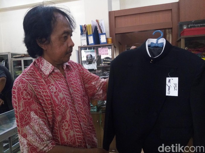 Contoh beskap yang dipesan keluarga Jokowi dari Toko Busana Jawi Suratman, Solo, Senin (9/10/2017).