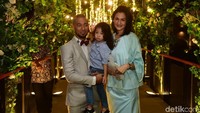 Marcel Siahaan dan Rima Melati mengajak sang anak. Foto: Noel/detikHOT